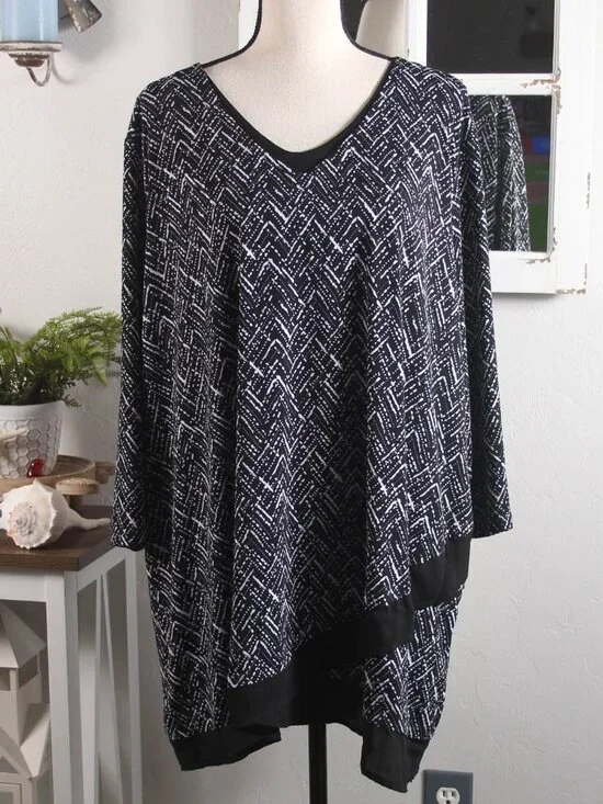 Catherines 2X Black White Geometric Tunic Top Stretch V-Neck Plus Size - Picture 2 of 7